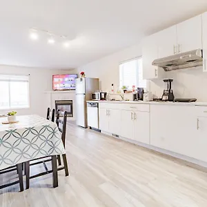 Apartment Walkout Basement Suite, 2 Bdr 4bd, Bright And Spacious 
